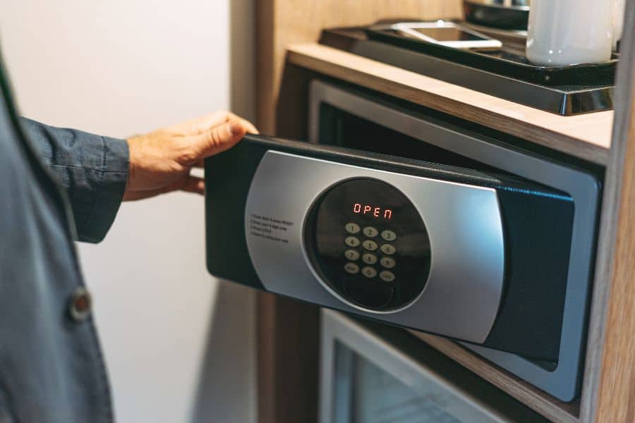 איך לשמור על כסף וחפצים יקרי ערך בחדר המלון