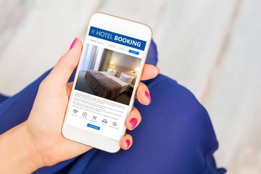 האם כדאי להזמין מלון מראש או לחכות לדיל של הרגע האחרון?